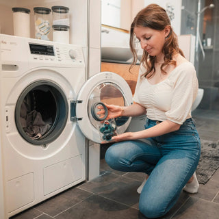 Nachhaltige Aufbewahrung von Waschmittel-Pods im HATTY HAYS Glas; minimalistisches Design wertet den Hauswirtschaftsraum auf und ersetzt Plastik.