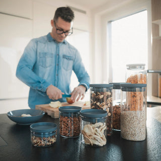 Frühstücksvorbereitung mit 500ml Vorratsgläsern der Classic Edition; gefüllt mit Mandeln, Müsli und Haferflocken für einen gesunden Start.
