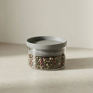 Detailansicht eines 160ml Vorratsglases gefüllt mit bunter Pfeffermischung; minimalistisches Design aus Borosilikatglas mit flachem Verschluss.