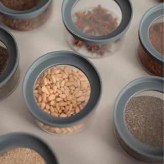 Nahaufnahme verschiedener Gewürze wie Pinienkerne und Sternanis in 160ml Borosilikatgläsern; die Pure Edition setzt ästhetische Akzente durch Materialvielfalt.