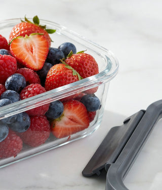 Aromadichte Glas-Frischebehälter aus Borosilikatglas für die hygienische Lagerung von Restspeisen und Obst.