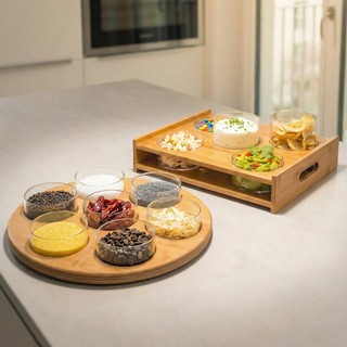 Modulares Holztablett von HATTY HAYS zur festen Organisation von Vorratsgläsern in der Küchenschublade.