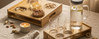 Ästhetisches Home & Living Zubehör: Design-Glaskaraffe und Trinkgläser für ein minimalistisches Wohnambiente.