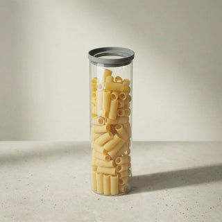 Einzelnes 1,7 Liter Pastaglas der HATTY HAYS Pure Edition mit Rigatoni; der Glasdeckel with Sichtfenster bietet volle Transparenz in der Küche.