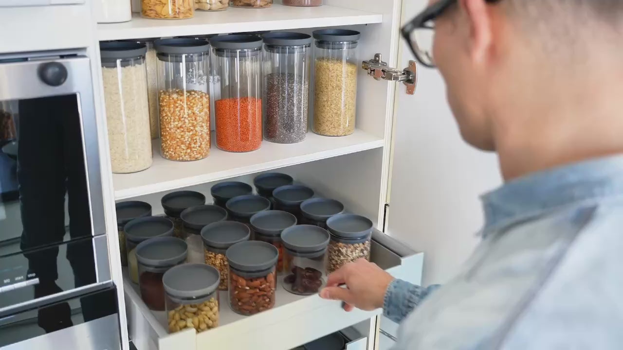 Zubereitung eines Frühstück-Müslis unter Verwendung des modularen Ordnungssystems aus Borosilikatglas mit mit Kunststoffdeckel und Silikondichtung.