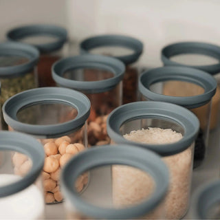 Nahaufnahme von 500ml Pure Gläsern in einer Schublade; das Glas-Sichtfenster im Deckel erlaubt den vollen Durchblick auf Reis und Kichererbsen.