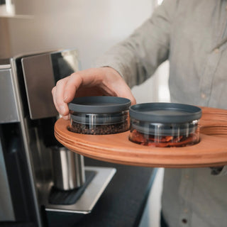 Mobiles Servieren von Gewürzen: Zwei 160ml Gläser mit Pfeffer und Chili sicher fixiert in einem passgenauen HATTY HAYS Holztablett.