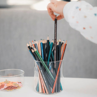 Kreative Ordnung im Kinderzimmer: Ein 500ml HATTY HAYS Vorratsglas wird als Stiftehalter genutzt und schafft ästhetik am Schreibtisch.