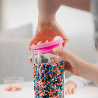 Bunte Bügelperlen in einem 1000ml Glas der Classic Edition; der leuchtend pinke Deckel bringt Farbe und Ordnung ins Kinderzimmer.