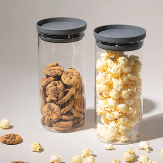 Zwei 1000ml Vorratsgläser gefüllt mit Schokoladenkeksen und Popcorn vor hellem Hintergrund; ideal für die ästhetische Snack-Aufbewahrung.