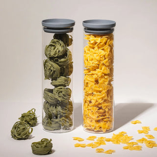 Zwei stapelbare 1700ml Nudelgläser mit Tagliatelle und Farfalle; zeigt das große Fassungsvermögen und die Systematik der Classic Edition.