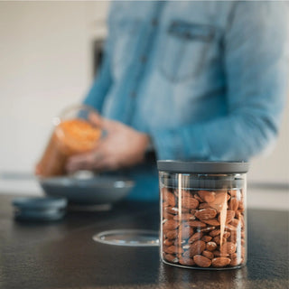 Nahaufnahme einer 500ml Vorratsdose aus Borosilikatglas mit Mandeln; das transparente Design zeigt sofort den Vorratstand an.
