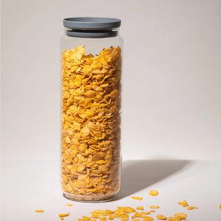 Nahaufnahme des XL Vorratsglases 2200ml mit Cornflakes; das enorme Fassungsvermögen ist ideal für voluminöse Lebensmittelvorräte.