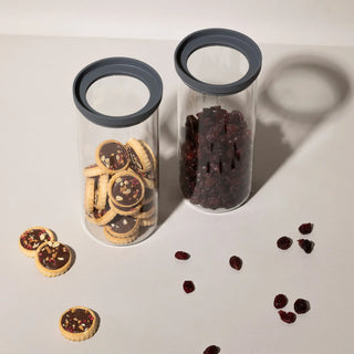 Zwei 1000ml Vorratsgläser mit Mürbeteig-Törtchen und getrockneten Beeren; die Sichtfenster im Deckel erlauben den Blick auf den Inhalt von oben.
