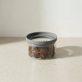 Minimalistisches Profil eines 160ml Vorratsglases mit anthrazitfarbenem Deckel auf heller Steinfläche; ideal für die Aufbewahrung von Sternanis.