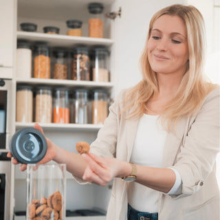 Nahaufnahme der Entnahme von Schokokeksen aus einem 1000ml Glas; verdeutlicht das einfache Handling des HATTY HAYS Systems.