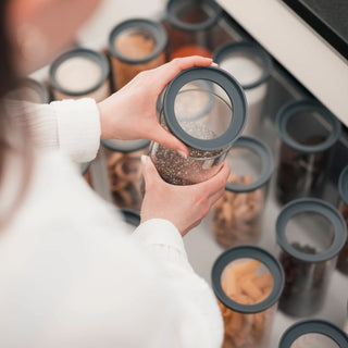 Entnahme eines mit Chia-Samen gefüllten 1000ml Vorratsglases aus einer Schublade; das HATTY HAYS System garantiert Struktur und Sauberkeit.