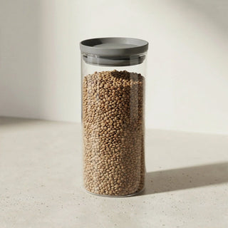 Minimalistisches Produktfoto des 1000ml HATTY HAYS Glases mit braunen Linsen; die schlanke, hohe Form betont die Premium-Qualität.