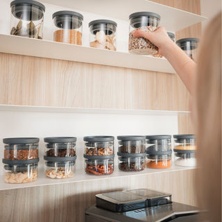 Stapelbare Vorratsgläser der HATTY HAYS Classic Edition mit Easy-Close-Deckel für platzsparende und aromadichte Aufbewahrung in der Speisekammer.