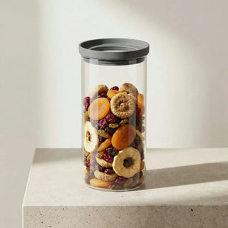 Einzelnes 1000ml Vorratsglas der Pure Edition gefüllt mit bunten Trockenfrüchten; der anthrazitfarbene Deckel mit Sichtfenster sorgt für ästhetische Ordnung.