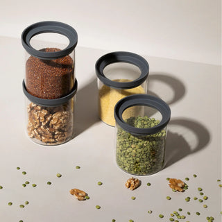 Vier 500ml Vorratsgläser der Pure Edition mit Quinoa und Walnüssen; die Stapelbarkeit sorgt für ein ordentliches Bild im Vorratsschrank.