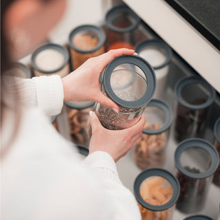 Vorratsgläser der HATTY HAYS Pure Edition mit Sichtdeckel aus Glas für die perfekte Schubladen-Ordnung und eine nachhaltige, plastikfreie Küche.