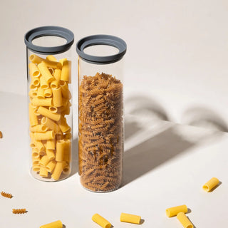 Zwei hohe 1,7 Liter Vorratsgläser der Pure Edition mit Rigatoni und Vollkorn-Fusilli; stapelbares System für eine ästhetische Nudel-Aufbewahrung.