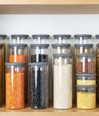 Stapelbare Vorratsgläser aus hochwertigem Borosilikatglas in verschiedenen Größen für eine strukturierte Vorratshaltung.