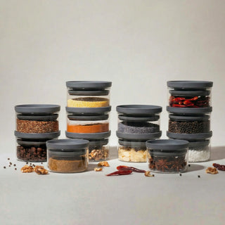Drei Türme aus gestapelten 12x 160ml Gläsern zeigen die Rutschfestigkeit der anthrazitfarbenen Holzdeckel; ideal für Polenta, Kurkuma und Gewürze. Großes Bundle Set.
