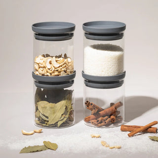 Sicher stapelbare 500ml Vorratsgläser mit anthrazitfarbenen Deckeln für Cashews und Kokosraspeln; rutschfestes Design für mehr Platz im Regal.