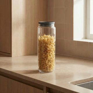 Elegantes 2200ml Vorratsglas der HATTY HAYS Classic Edition gefüllt mit Cornflakes; die konische Form sorgt für Ästhetik trotz XL-Volumen.